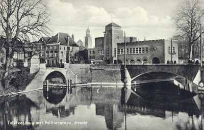 2283 Gezicht op de Tolsteegbrug over de Stadsbuitengracht te Utrecht; links de Bijlhouwerbrug en op de achtergrond ...